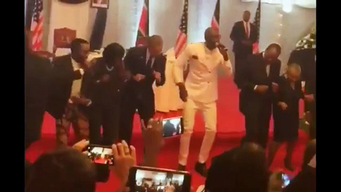 WATCH: Barack Obama Dances At State Dinner In Kenya | Obama Dancing To 'Kenya's Gangnam Style'