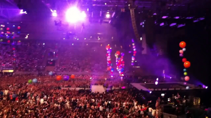 Miley Cyrus Bangerz Tour Norway Oslo - Enters the Stage + SMS (Bangerz)