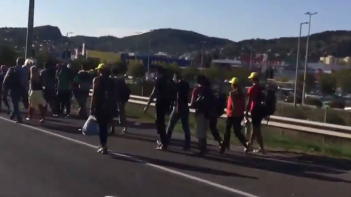 Hundreds of Migrants Depart Budapest for Austria on Foot