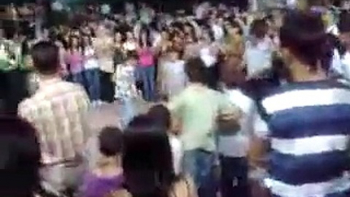 12 yaslarinda 2 kiz super cepki halay kurdish break dance !