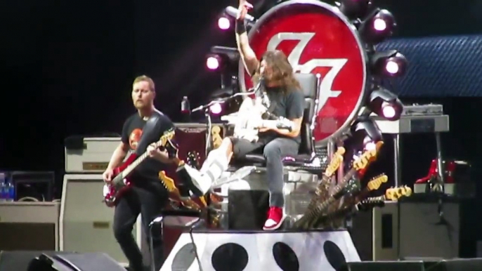 HIGH QUALITY Foo Fighters Wrigley Field Intro Everlong Chicago 08/29/15 Dave's Moving Throne