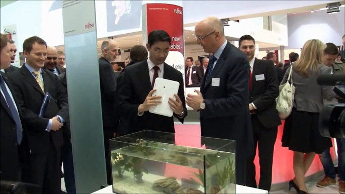 CeBIT: Dr. Philipp Rösler bei Fujitsu zu Besuch im Gespräch mit CEO Rolf Schwirz