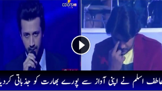 Crowd Becomes Emotional After Listening Atif Aslam Song Maa Ne Main Kinu Akhan