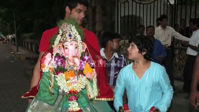 Akshay Kumar's son Aarav doing Ganesh visarjan of his grand mother Dimple Kapadia's Ganpati