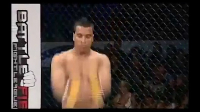 Боец Капоэйра дерётся в MMA! Супер бой! Нокаут!