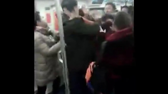 Fierce fight between couples on subway