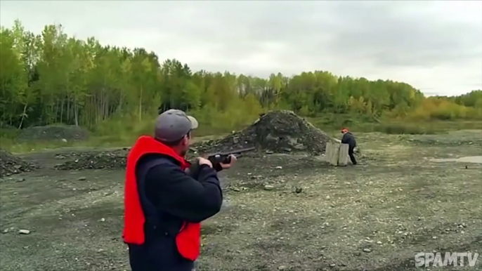 Des gros débiles se tirent dessus avec des armes - Compilation de FAIL