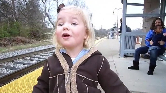 Cette fillette voit un train pour la première fois de sa vie : réaction magique