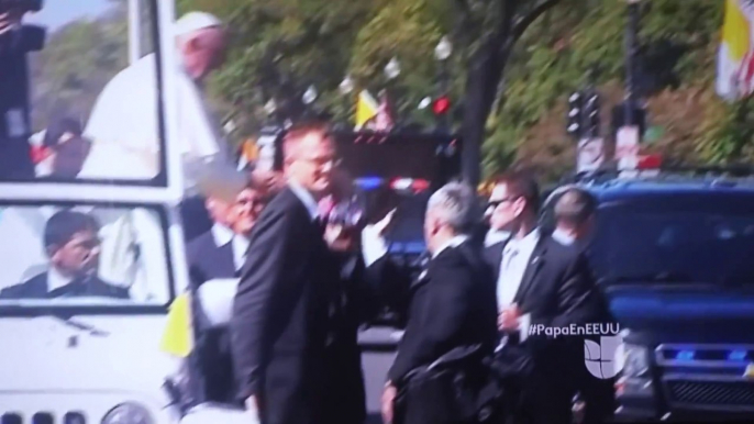 Le pape François stoppe sa papa-mobile pour parler à une fillette qui a échappé à la sécurité