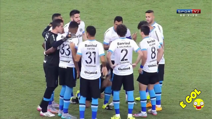 Douglas pisse en cachète sur le terrain avant Fluminense - Grêmio