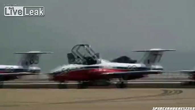 USMC F-22 caught spraying 'Chemtrails'.