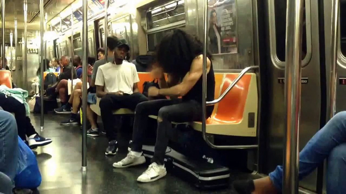 Un gars fait du Air Drum dans le métro en mode blast et headbanging... Dingue!!!