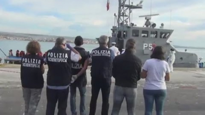 Pozzallo (RG) - Migranti, fermati quattro presunti scafisti egiziani (28.09.15)