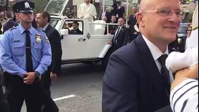 Le Pape François fait un bisous à un bébé déguisé en mini Pape... Trop mignon!