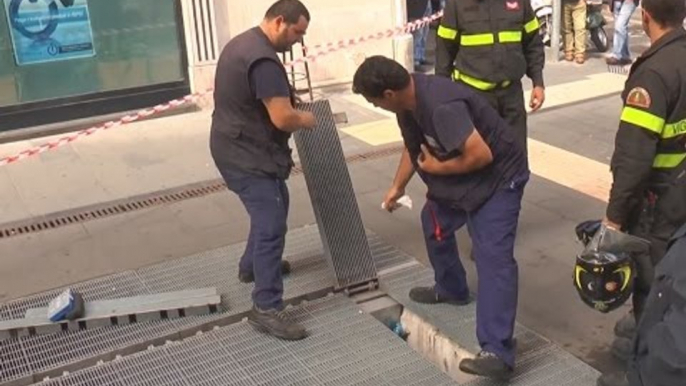 Napoli - Incendio in Via Verdi, fiamme nel condotto di areazione della Metro 6  (30.09.15)