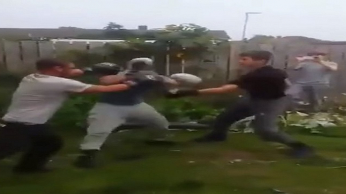 Boxe entre amis dans le jardin