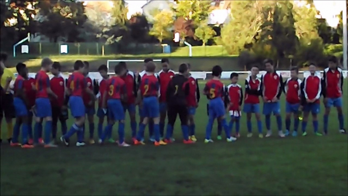 Nos joueurs serrant la main de leur adversaire avec remise d'un fanion commémorant ce match