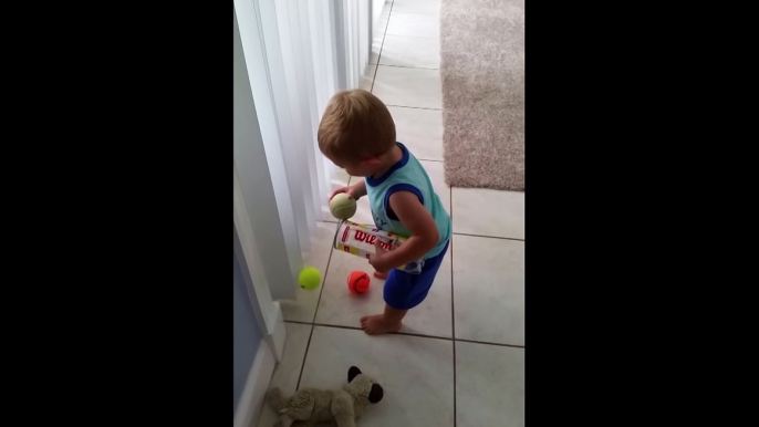 Ce bébé ne sera pas ramasseur de balles à Roland Garros... On en est sur!!!