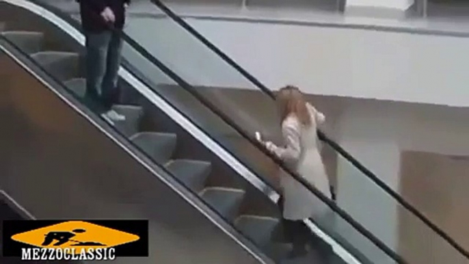 Rubia vs Escaleras Mecanicas Epic Fail (Risas,Videos Graciosos,Humor,fail)