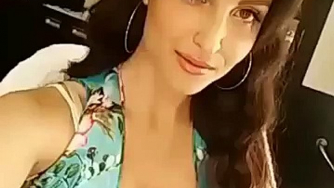 Elli-Avram-as-Hot-Kareena-Kapoor-Bollywood-Dubsmash-qZpNl6XBDwI