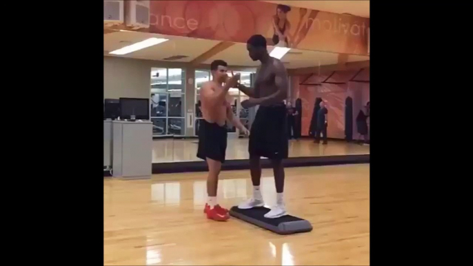 Ce gars va sauter au dessus d'un joueur de Basket très grand... Détente énorme!