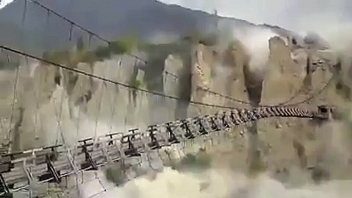 Video from Gilgit..danyore old bridge is shaking ‪ EArthquake‬