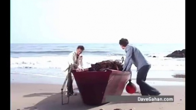 Der erste Clip erinnert sehr start an die späten 80er im Boot oder Trend Schwabach - einfach nur witzig anzusehen...