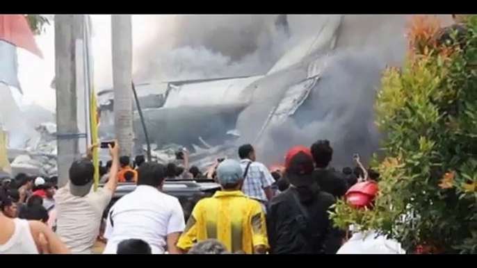 Indonesia cayo avión militar Footage Military Plane Hercules C130 Crashes in Medan, Indon