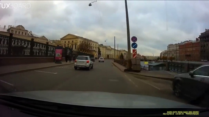 Violent russian road rage... Crazy guy hit windshield with golf club