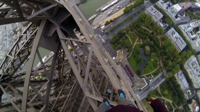 Un Anglais escalade la Tour Eiffel à mains nues