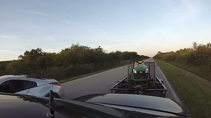 Mercedes E55 AMG a puxar um tractor CONTRA um Nissan 350Z