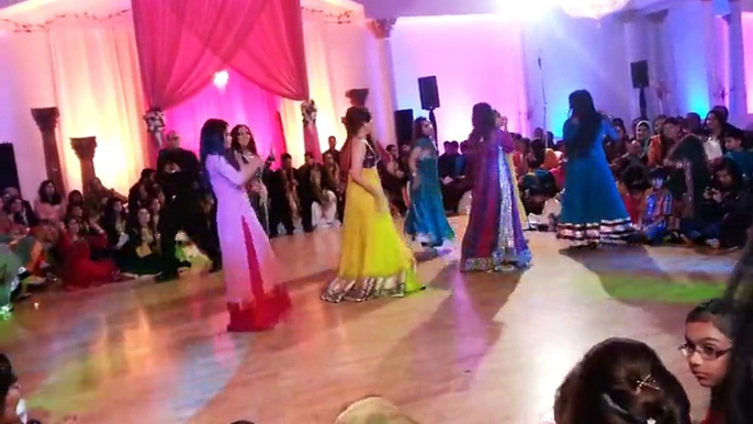 Karishma and Ahmar Mehndi Dance | Pakistani Wedding Dance