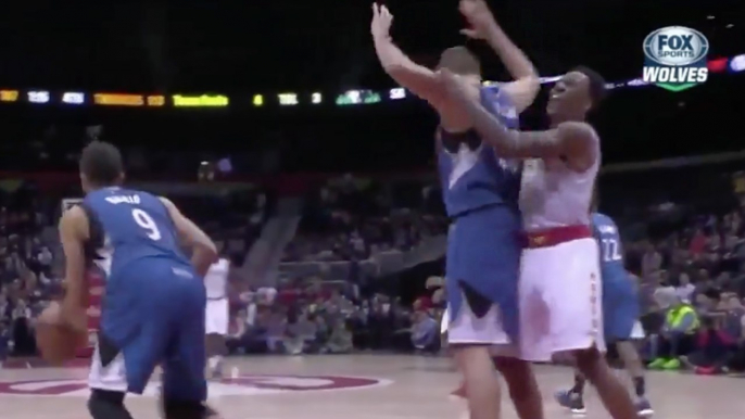 Jeff Teague Punches Rookie in the Face, Ref Totally Ignores It