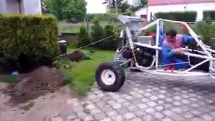 Ce débile essaie d'arracher un arbre avec son buggy