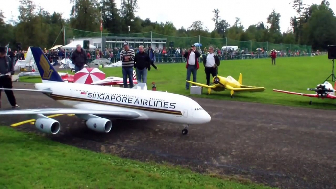 Une maquette d'avion de ligne Boeing au décollage.