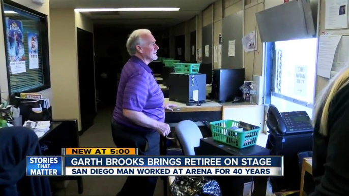 Country music legend Garth Brooks gives San Diego man the guitar off his back