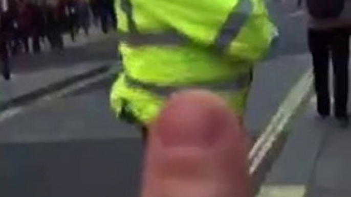 Un anglais va dans la rue pour s'amuser avec les policiers et les flic sont cool!