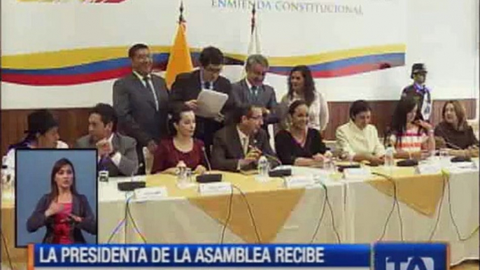 La Presidenta de la Asamblea recibe informe para segundo debate de las enmiendas