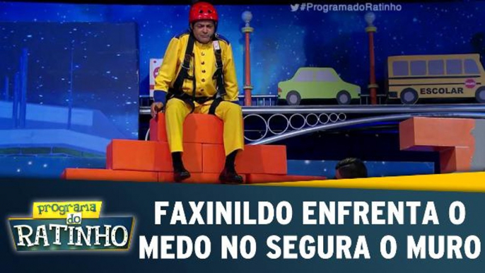 Faxinildo enfrenta o medo no Segura o Muro