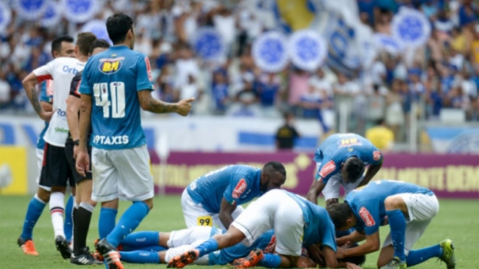 Cruzeiro se despede do Mineirão com goleada sobre o rebaixado Joinville