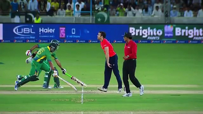 This RUN OUT From Pakistani Players Shocks Entire Cricket World -> What's Wrong With This Batsman -> Only Pakistani's Can Do This -> Must Watch