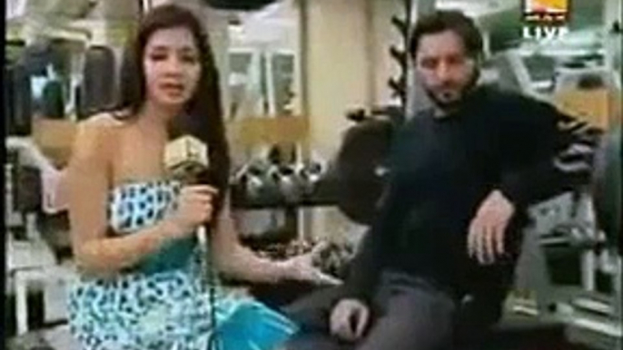 Amazing Videos- See The Reaction Of Shahid Afridi When Indian TV interview Him in Gym - Video Dailymotion