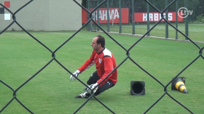 Vai pro jogo? Ceni volta a treinar com bola visando disputar sua última partida oficial