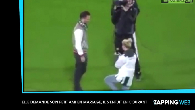 Sa petite amie le demande en mariage lors d'un match de foot, il s'enfuit en courant sans répondre ! (vidéo)