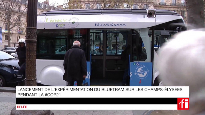 Le Blue Tram sur les Champs-Elysées pendant la #COP21