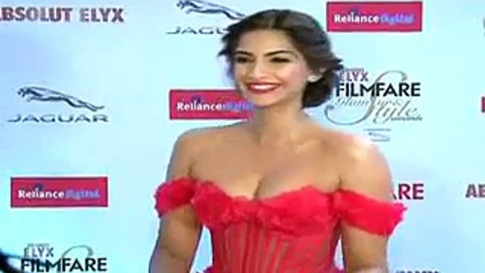 Sonam Kapoor H0T CLEAVEGE Show At Filmfare Glamour And Style Awards 2015