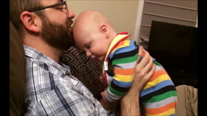 Ce bébé adore gratter la barbe de son papa... Avec sa tête! Mignon