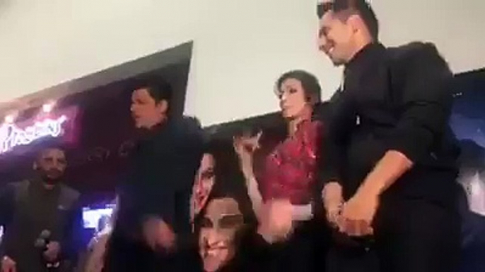 Dilwale Shahrukh Shaking a leg to Manma Emotion in UK!