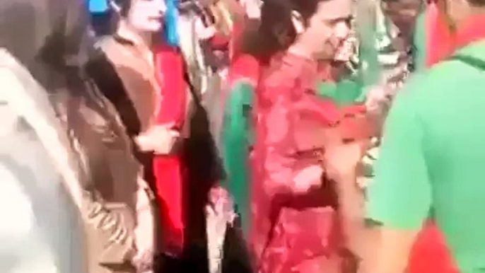 PTI ki female workers behuda dance k liye tyar ho rhi hain