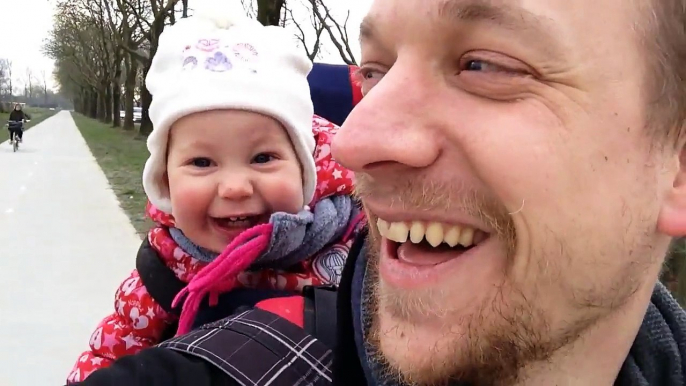 Un bébé et son papa pliés de rire en essayant de dire PAPA... Trop mignon